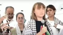 גרטה תונברג, ממובילות המשט, וזאהר ביראוי (משמאל), ראש מגזר חמאס ב-PCPA בבריטניה (צילום: משרד החוץ)