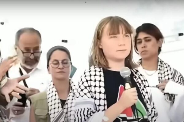 גרטה תונברג, ממובילות המשט, וזאהר ביראוי (משמאל), ראש מגזר חמאס ב-PCPA בבריטניה (צילום: משרד החוץ)