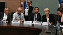 עו"ד מירי פרנקל שור (מימין), יו"ר ועדת החוץ והביטחון בועז ביסמוט, מנהל ועדת החוץ והביטחון אסף פרידמן ויו"ר הוועדה לשעבר יולי אדלשטיין בדיון הוועדה (ארכיון: אור גואטה)
