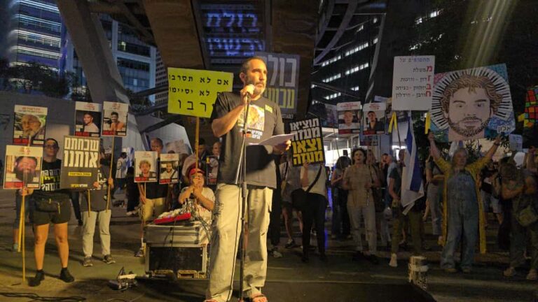 בועז זלמנוביץ' בהפגנה סמוך לקריה (צילום: זאב ינאי)
