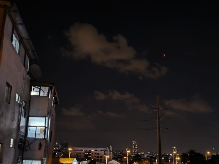 ליקוי הירח לצד בניין בתל אביב (צילום: הדס יום טוב)