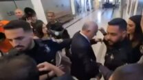 ח"כ אלי דלל יוצא מכנס הליכוד בכפר סבא מוקף במפגינים, לאחר שמעד ונפל (צילום מסך: רשתות חברתיות, סעיף 27א' לחוק זכויות יוצרים)