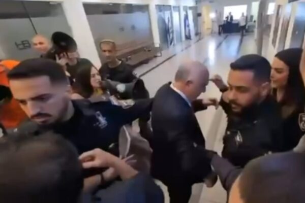 ח"כ אלי דלל יוצא מכנס הליכוד בכפר סבא מוקף במפגינים, לאחר שמעד ונפל (צילום מסך: רשתות חברתיות, סעיף 27א' לחוק זכויות יוצרים)