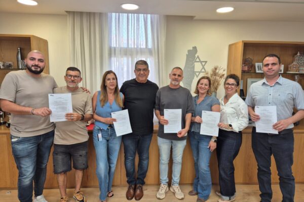 מעמד חתימת ההסכם הקיבוצי במפעל 'פיברו' בנגב (צילום: דוברות ההסתדרות)