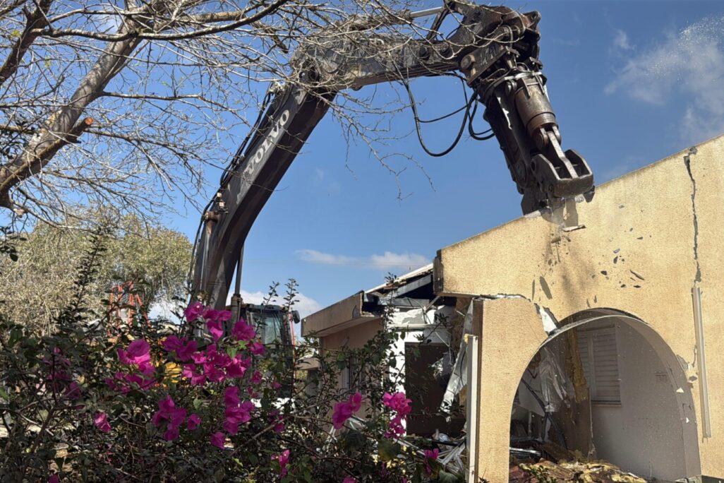 הריסת בית בניר עוז (צילום: דוברות ניר עוז)