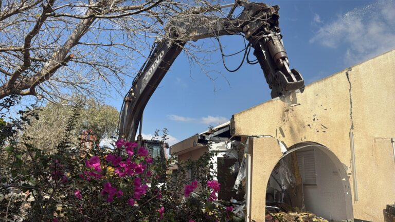 הריסת בית בניר עוז. "יש קבוצה משמעותית של אנשים שכבר יודעים שלא יחזרו לקיבוץ, ואחרים שעדיין אינם מסוגלים לקבל את ההחלטה" (צילום: דוברות ניר עוז)