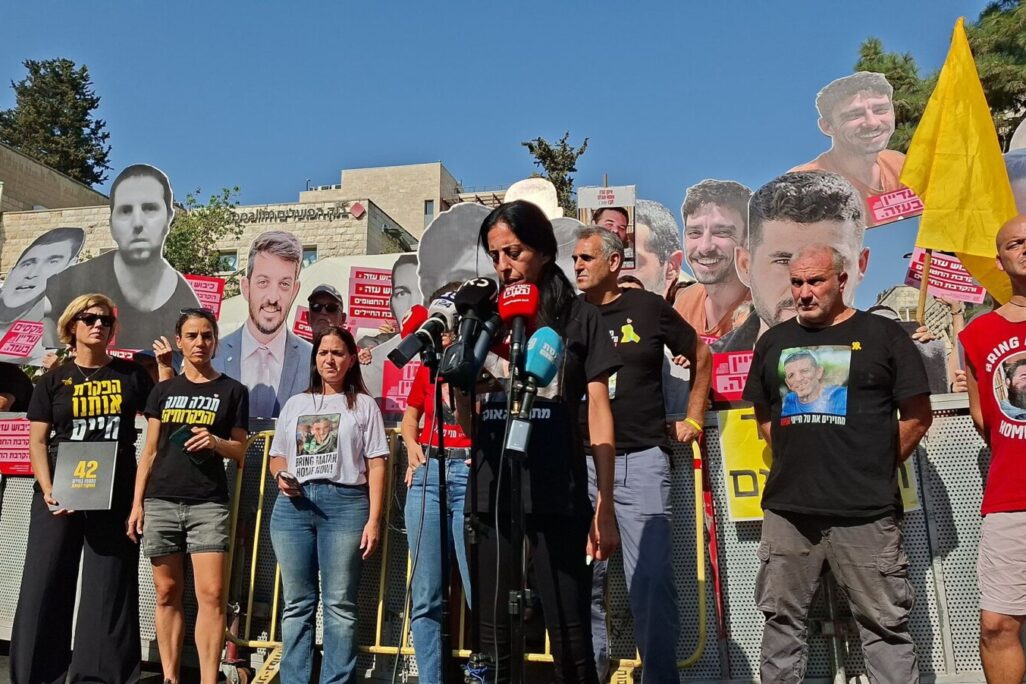 הצהרת משפחות החטופים ליד מעון ראש הממשלה (צילום: מטה משפחות החטופים)