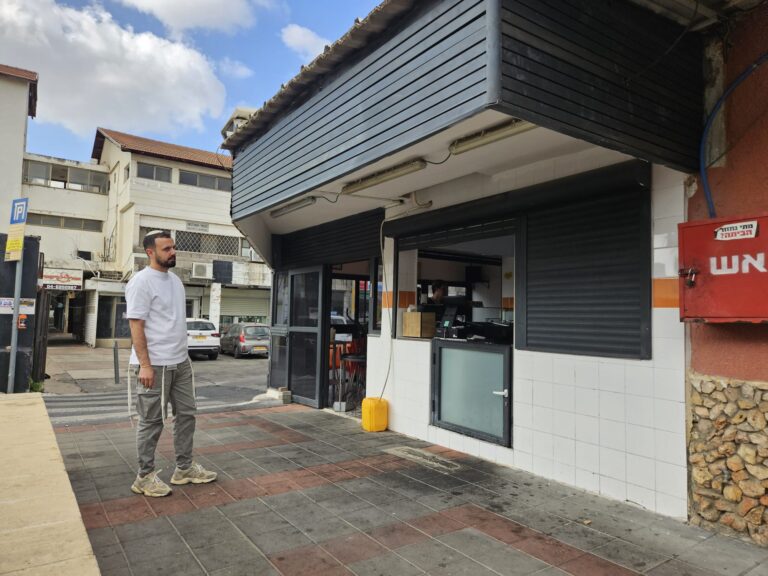 פלאפל מקומי. פתוח כבר ב-08:30 בבוקר (צילום: מאיה רונן)
