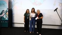 יהודית גילאון (מימין), רותם יוסף גלעדי, ושירן שמם שטיינברג מהמרכזים לצדק חברתי, במעמד הענקת אות הצדק החברתי (צילום: באדיבות המרכזים לצדק חברתי)