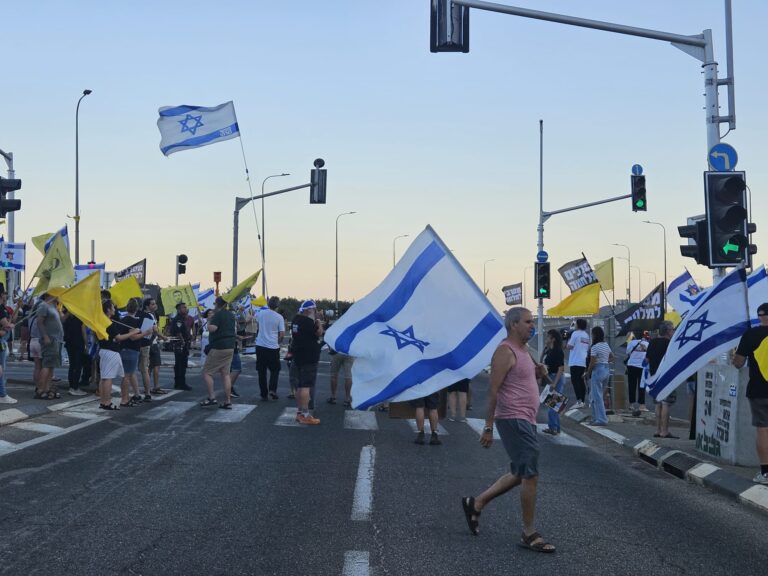 ההפגנה השבועית בצומת הגומא. במקום כיכר החטופים (צילום: מאיה רונן)