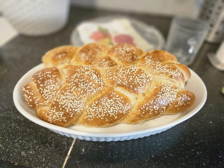 חלה לשבת מאורנה השכנה. לא שואלת למה (צילום: מאיה רונן)