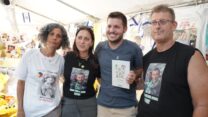 חגי אנגרסט, אבי החטוף מתן אנגרסט (מימין), המילואימניק יואב בר שי, ענת אנגרסט אימו של מתן, ו-ויקי כהן אם החטוף נמרוד כהן (צילום: דן מלמד)
