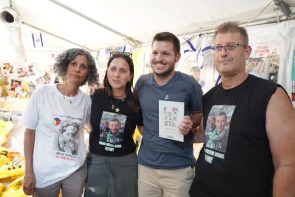 חגי אנגרסט, אבי החטוף מתן אנגרסט (מימין), המילואימניק יואב בר שי, ענת אנגרסט אימו של מתן, ו-ויקי כהן אם החטוף נמרוד כהן (צילום: דן מלמד)