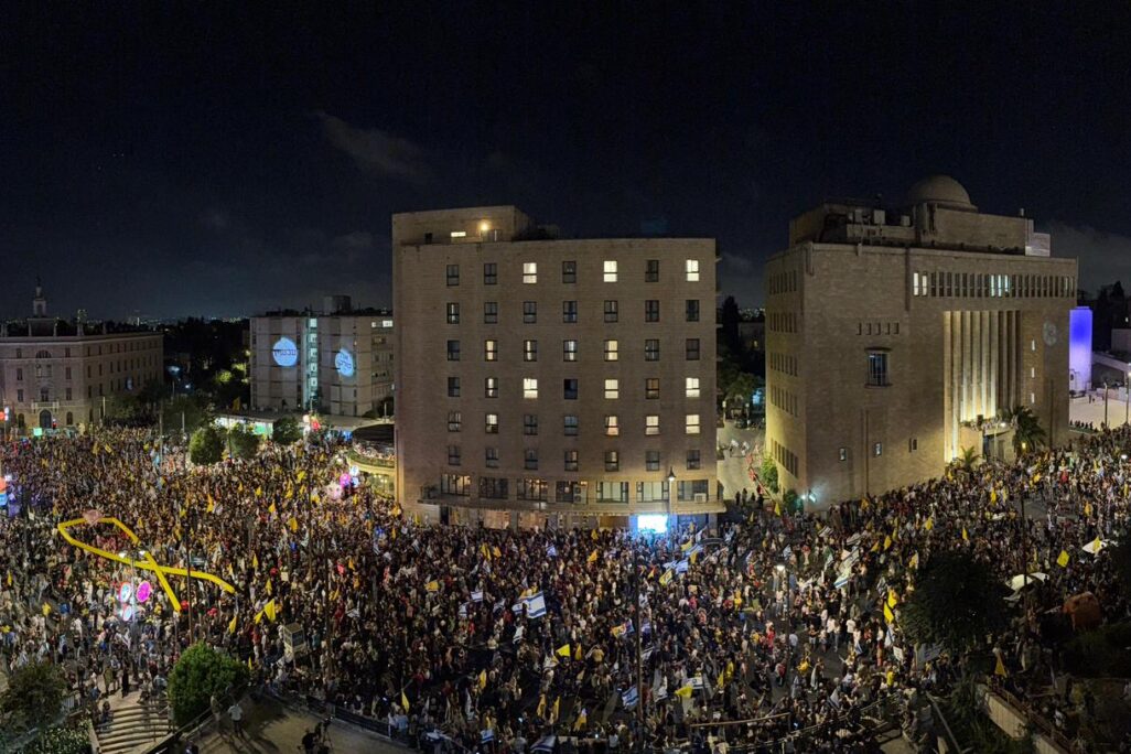 המונים מוחים בכיכר פריז בירושלים בקריאה להסכם לשחרור החטופים (צילום: רועי בושי) המונים מוחים בכיכר פריז בירושלים בקריאה להסכם לשחרור החטופים (צילום: רועי בושי)
