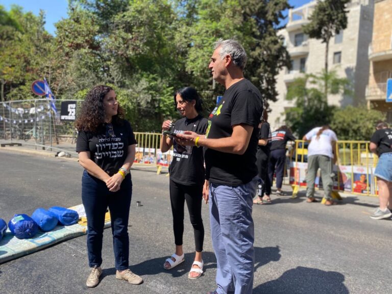 ח"כ נעמה לזימי (משמאל) עם עינב צנגאוקר, אימו של החטוף מתן צנגאוקר, ומישל אילוז אביו של החלל החטוף גיא אילוז (צילום: יהל פרג')