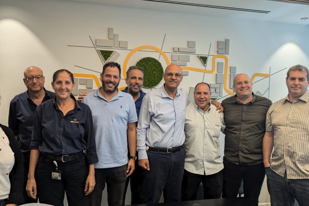 מעמד חתימת ההסכם הקיבוצי ב'מטרופולין (צילום: דוברות ההסתדרות) מעמד חתימת ההסכם הקיבוצי ב'מטרופולין (צילום: דוברות ההסתדרות)