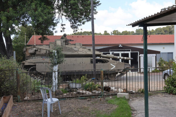 טנק ליד בית נרקיס (צילום: מאור אלחיאני)