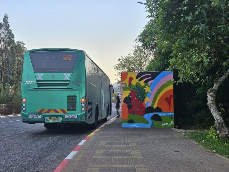 מיגונית ליד תחנת אוטובוס. כבר מבדילים בין רעשי הירי (צילום: מאיה רונן)