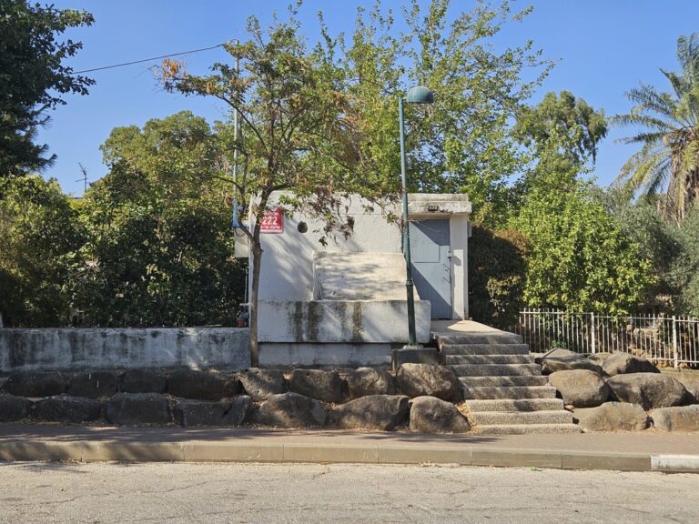 מקלט. בכל פינת רחוב מבצבצת כניסה (צילום: מאיה רונן)