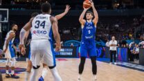 רומן סורקין במשחק מול יוון (צילום: FIBA)