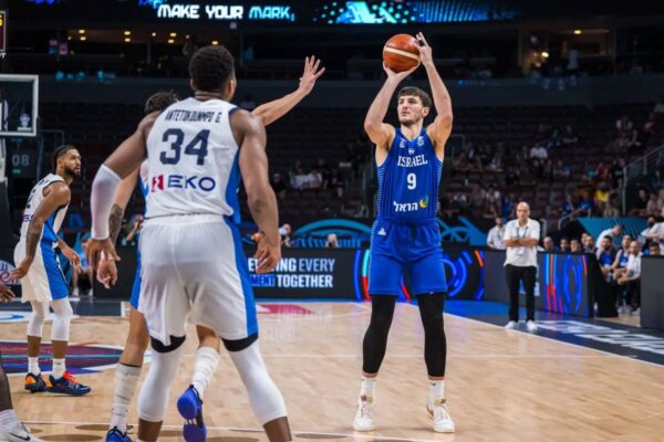 רומן סורקין במשחק מול יוון (צילום: FIBA)