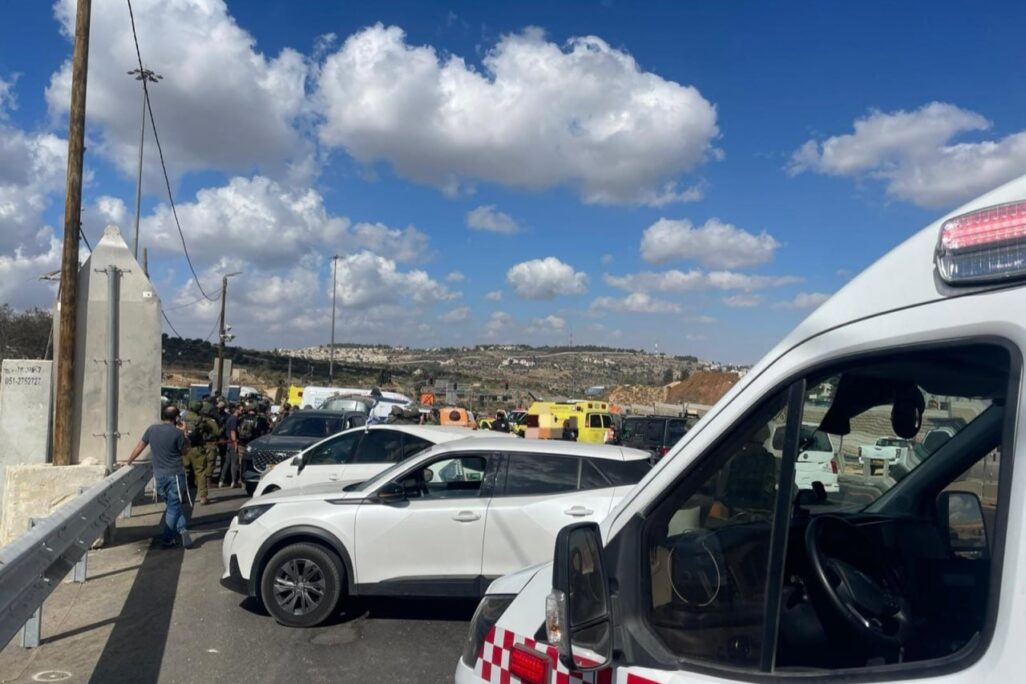 זירת הפיגוע בגוש עציון (צילום: מד"א)