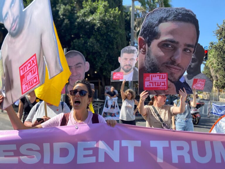 מפגינים ליד מאהל המחאה של משפחות החטופים (צילום: יהל פרג')