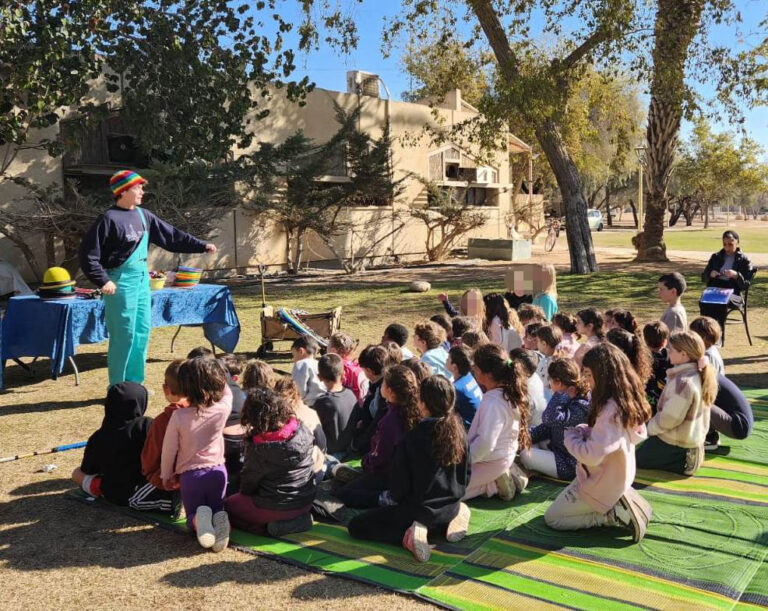 קורן בפעילות עם ילדים וילדות. תמרי: "אין פה בדרום אף גוף שמקדם את התחום הזה של סדנאות וחינוך לאומנות" (צילום: רומי גבאי)