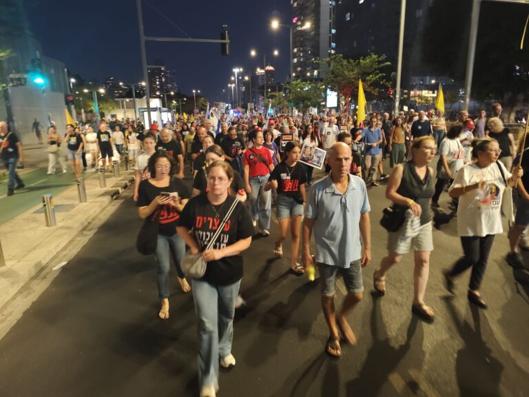 מוחים צועדים מרכבת סבידור לכיכר החטופים בקריאה להסכם להשבת החטופים (צילום: צח בר-תור)