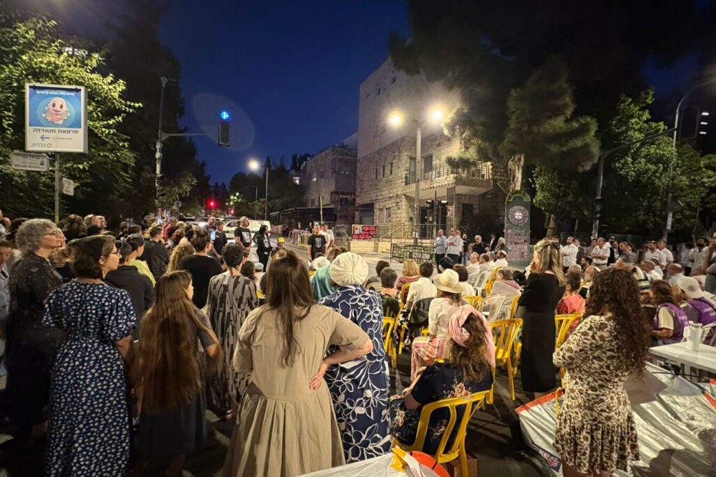 תפילת ליל שבת בכיכר החטופים (צילום: מטה המשפחות להשבת החטופים) תפילת ליל שבת בכיכר החטופים (צילום: מטה המשפחות להשבת החטופים)