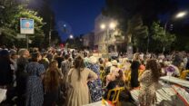 תפילת ליל שבת בכיכר החטופים (צילום: מטה המשפחות להשבת החטופים)