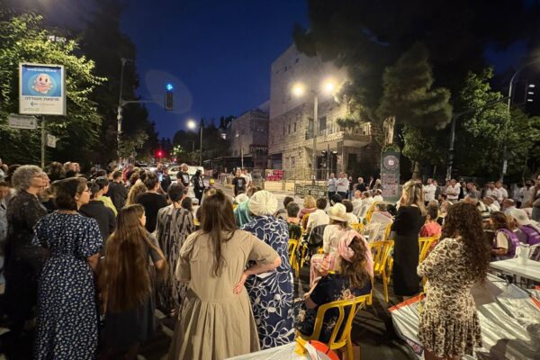 תפילת ליל שבת בכיכר החטופים (צילום: מטה המשפחות להשבת החטופים)