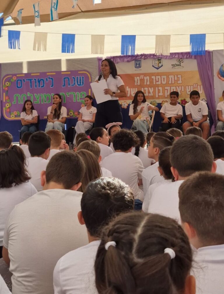 מיכל אדרי, מנהלת בית הספר בן צבי בשלומי ביום הראשון של שנת הלימודים תשפ"ו (צילום: בית הספר בן צבי)