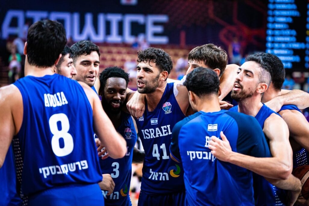 שחקני נבחרת ישראל בכדורסל אחרי הניצחון על בלגיה וההעפלה לשמינית גמר היורובאסקט (צילום: פיב״א) שחקני נבחרת ישראל בכדורסל אחרי הניצחון על בלגיה וההעפלה לשמינית גמר היורובאסקט (צילום: פיב״א)
