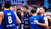 שחקני נבחרת ישראל בכדורסל אחרי הניצחון על בלגיה וההעפלה לשמינית גמר היורובאסקט (צילום: פיב״א)