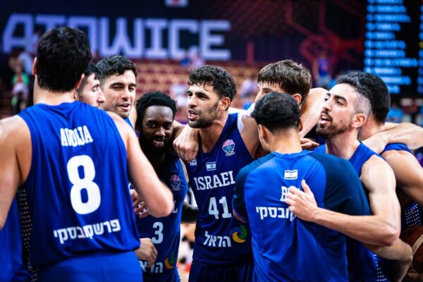 שחקני נבחרת ישראל בכדורסל אחרי הניצחון על בלגיה וההעפלה לשמינית גמר היורובאסקט (צילום: פיב״א)