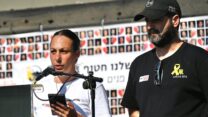לישי מירן בקבלת שבת בכיכר החטופים (צילום: אוריאל אבן ספיר)
