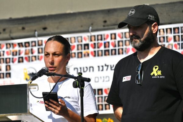 לישי מירן בקבלת שבת בכיכר החטופים (צילום: אוריאל אבן ספיר)