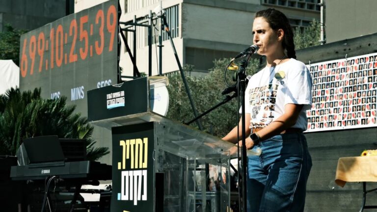 שורדת השבי דורון שטיינברכר בקבלת השבת בכיכר החטופים (צילום: אדר איל)