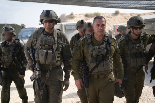 הרמטכ"ל אייל זמיר (שני מימין) ברצועת עזה (צילום: דובר צה"ל)