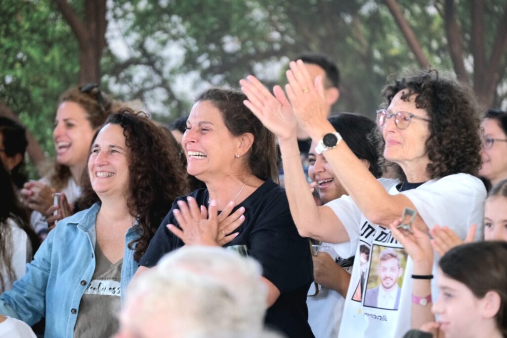 תושבי ניר עוז בצפייה משותפת בשחרור החטופים בכרמי גת (צילום: דוד טברסקי)
