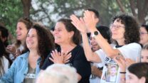 תושבי ניר עוז בצפייה משותפת בשחרור החטופים בכרמי גת (צילום: דוד טברסקי)