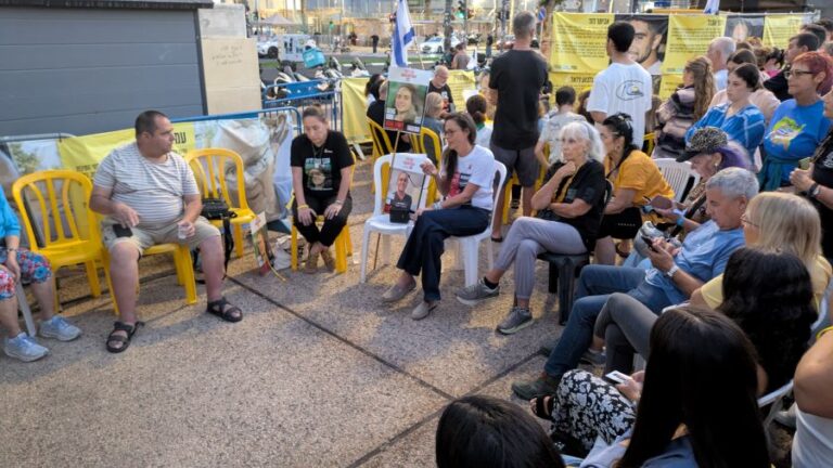 מעגלי שיח בכיכר החטופים. "עד שהם לא פה – הם לא פה" (צילום: ניצן צבי כהן)