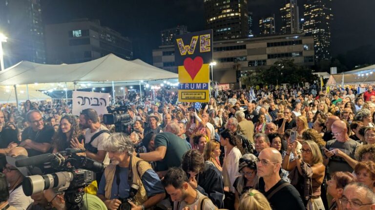 כיכר החטופים ביום ההכרזה על ההסכם לסיום המלחמה. עמית סוסנה: "כמה זמן לא הרגשנו תקווה" (צילום: ניצן צבי כהן)