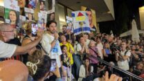 שורד השבי עומר שם טוב בכיכר החטופים (צילום: ניצן צבי כהן)
