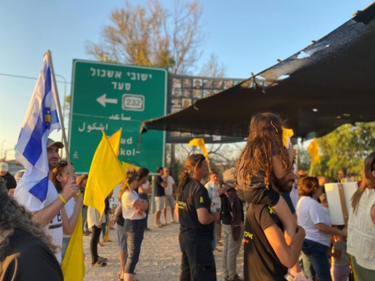 "נוצר חיבור מיוחד בין האנשים. כולם מכירים את כולם. כמו רקמה אנושית". קבלת שבת אחרונה לפני החזרת החטופים בצומת שער הנגב (צילום: יהל פרג')