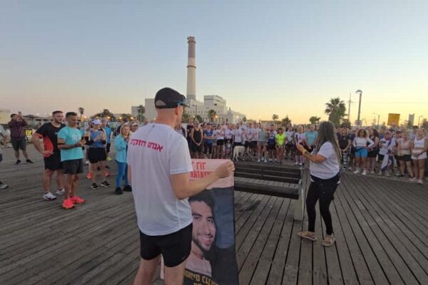 המונים התכנסו לריצה משותפת למען החטוף אביתר דוד, רדינג בצפון נמל תל אביב (צילום: זאב ינאי)