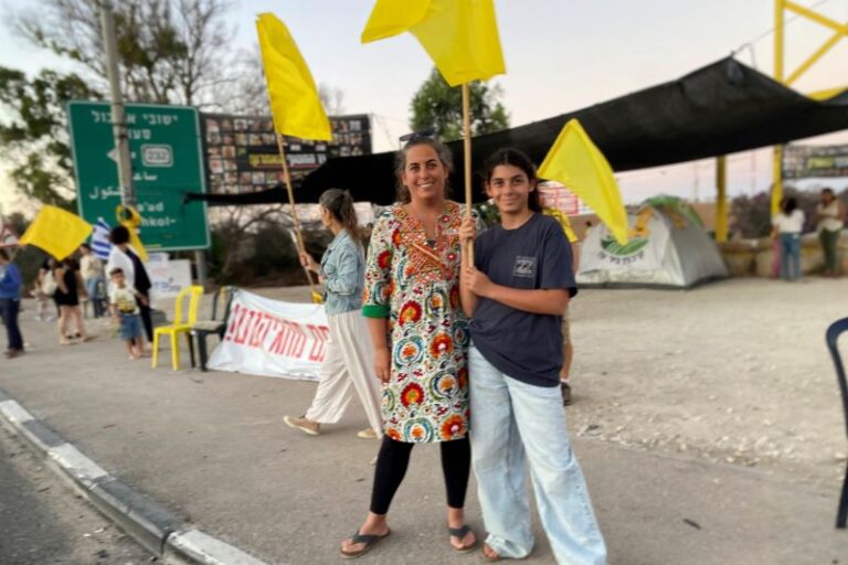 "הציפייה מרוסנת, אנחנו למודי אכזבות". תמר נחשון (מימין) ואמה ליהיא ממושב שדה צבי (צילום: יהל פרג')