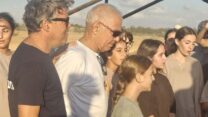 "אנחנו צריכים לעטוף את החוזרים ולחבק את המשפחות". גדי מוזס (מימין) וליאור שמחה מזכ"ל התנועה הקיבוצית במסע טרקטורים לזכרו של אופיר ליבשטיין ז"ל (צילום: טל סיגרון)