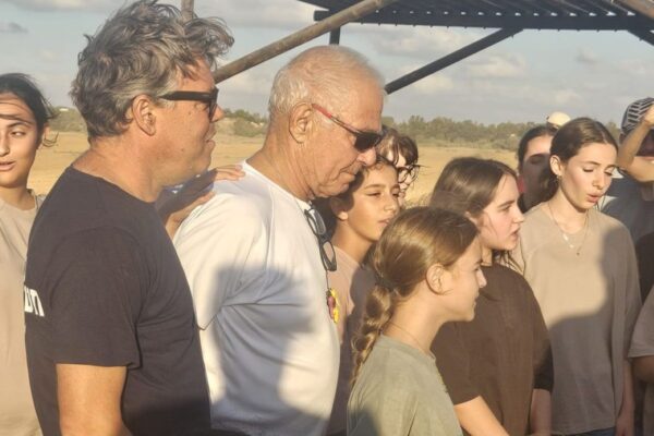 "אנחנו צריכים לעטוף את החוזרים ולחבק את המשפחות". גדי מוזס (מימין) וליאור שמחה מזכ"ל התנועה הקיבוצית במסע טרקטורים לזכרו של אופיר ליבשטיין ז"ל (צילום: טל סיגרון)